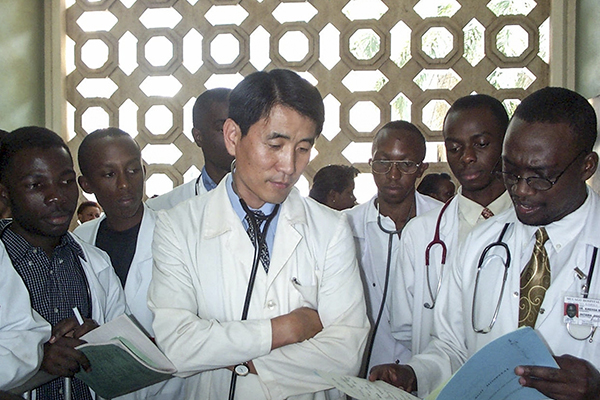 Dr. Samuel Yoo Received the ASAN Award, Uganda UBF