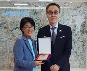 (ECUADOR) M. Ana K. Received An Award for Her Poem