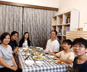 (AUSTRALIA) M. Lewis and Sarah J. Moved from Hong Kong to Melbourne on December 19th, 2023